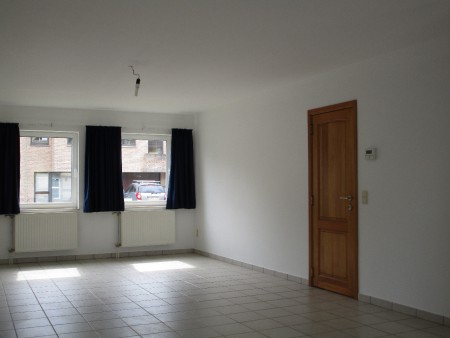 DE DEUR GEEFT TOEGANG TOT DE HALL